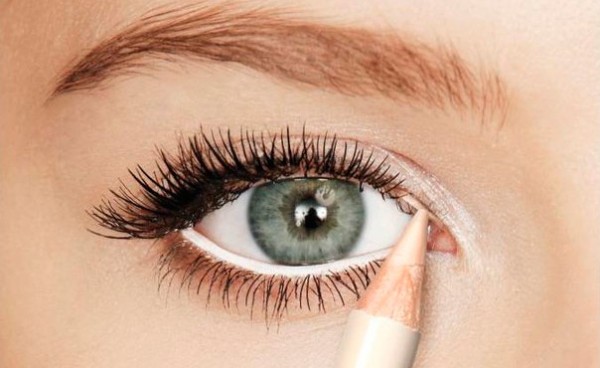 Как использовать белый карандаш в макияже: 7 простых хитростей